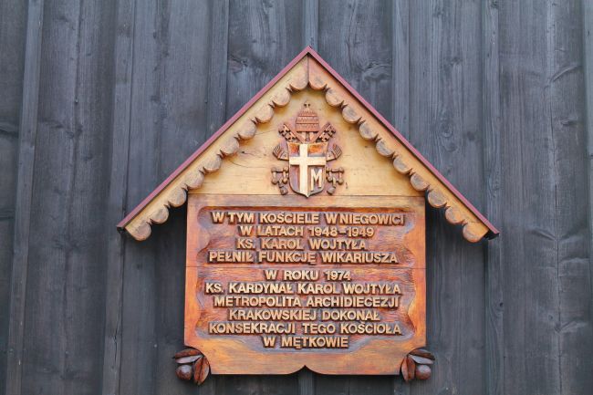 Pamiątkowy napis na kościele w Mętkowie